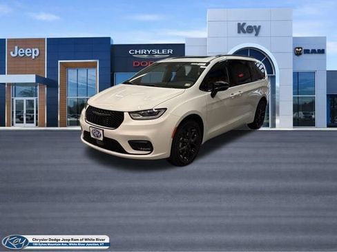 New 2026 Chrysler Pacifica Limited w/ S Appearance Package image 1