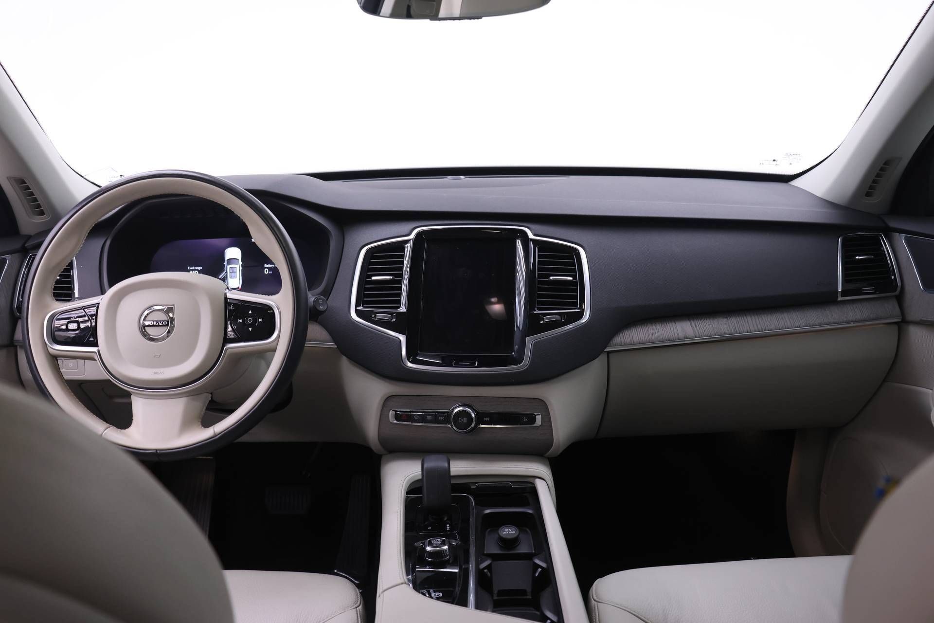 Certified 2025 Volvo XC90 T8 Plus w/ Protection Package Premier AWD/4WD image 8