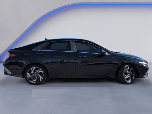 Used 2024 Hyundai Elantra SEL w/ Convenience Package image 3