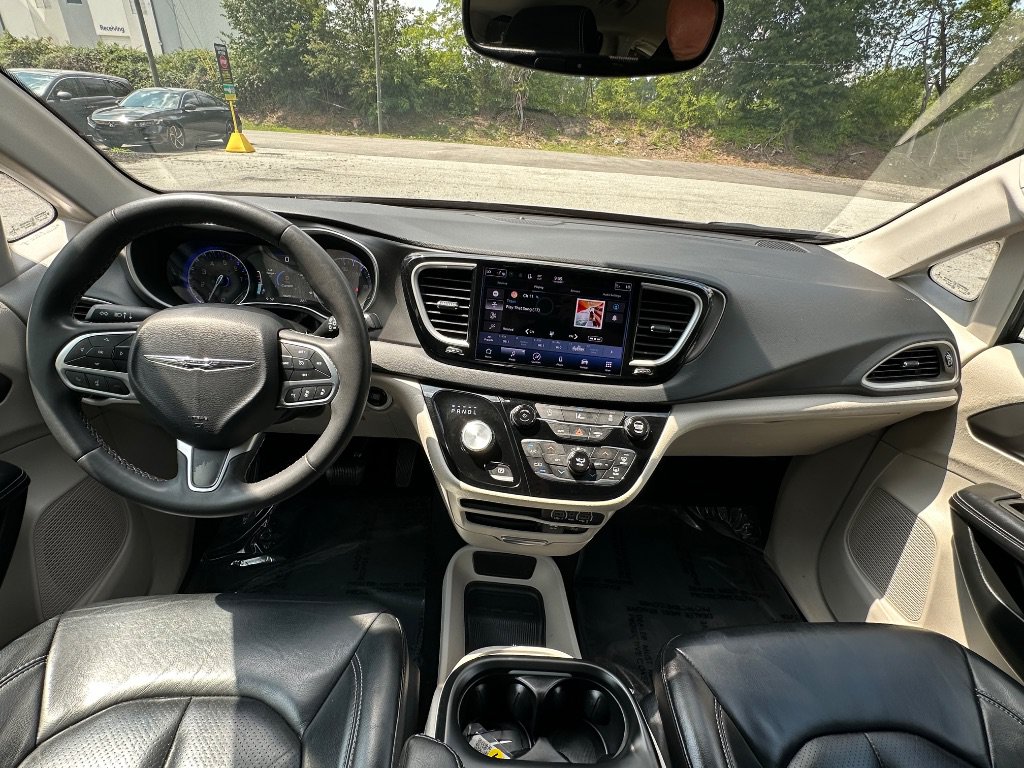 Used 2022 Chrysler Pacifica Touring-L FWD image 19