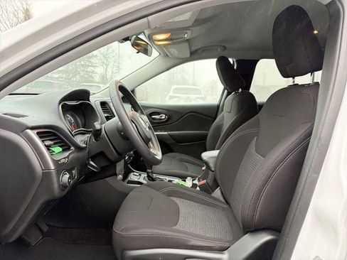 Used 2019 Jeep Cherokee Latitude w/ Popular Appearance Group image 16