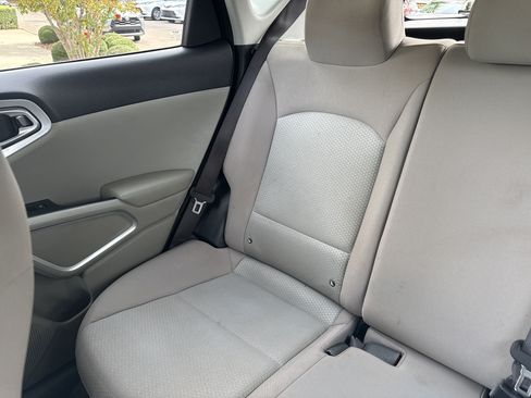Used 2025 Kia Soul LX w/ LX Technology Package FWD image 30