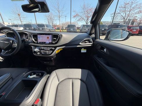 New 2026 Chrysler Pacifica Select image 14