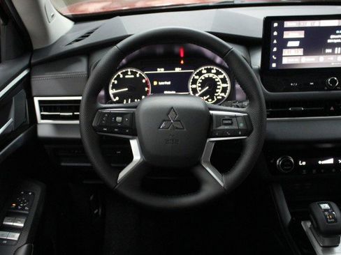 New 2026 Mitsubishi Outlander SE image 21