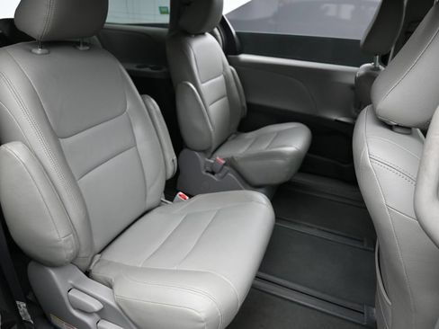 Used 2020 Toyota Sienna L FWD image 27