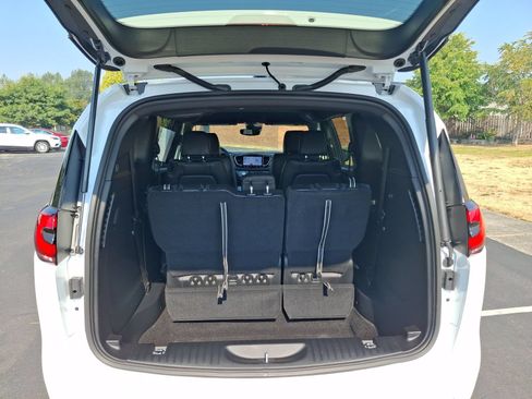 Certified 2025 Chrysler Pacifica Select AWD/4WD image 21
