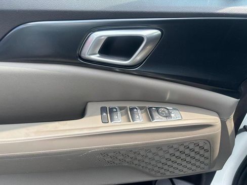 Used 2025 Kia Carnival FWD image 9