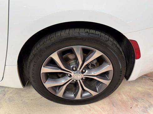 Used 2018 Chrysler Pacifica Limited w/ Tire & Wheel Group FWD image 37