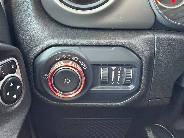Used 2018 Jeep Wrangler Unlimited Sport S AWD/4WD image 23