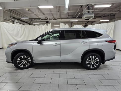 Used 2021 Toyota Highlander XLE image 12