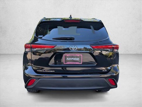 Used 2020 Toyota Highlander XLE image 7