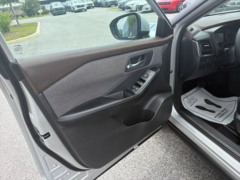 Used 2023 Nissan Rogue SV FWD image 17
