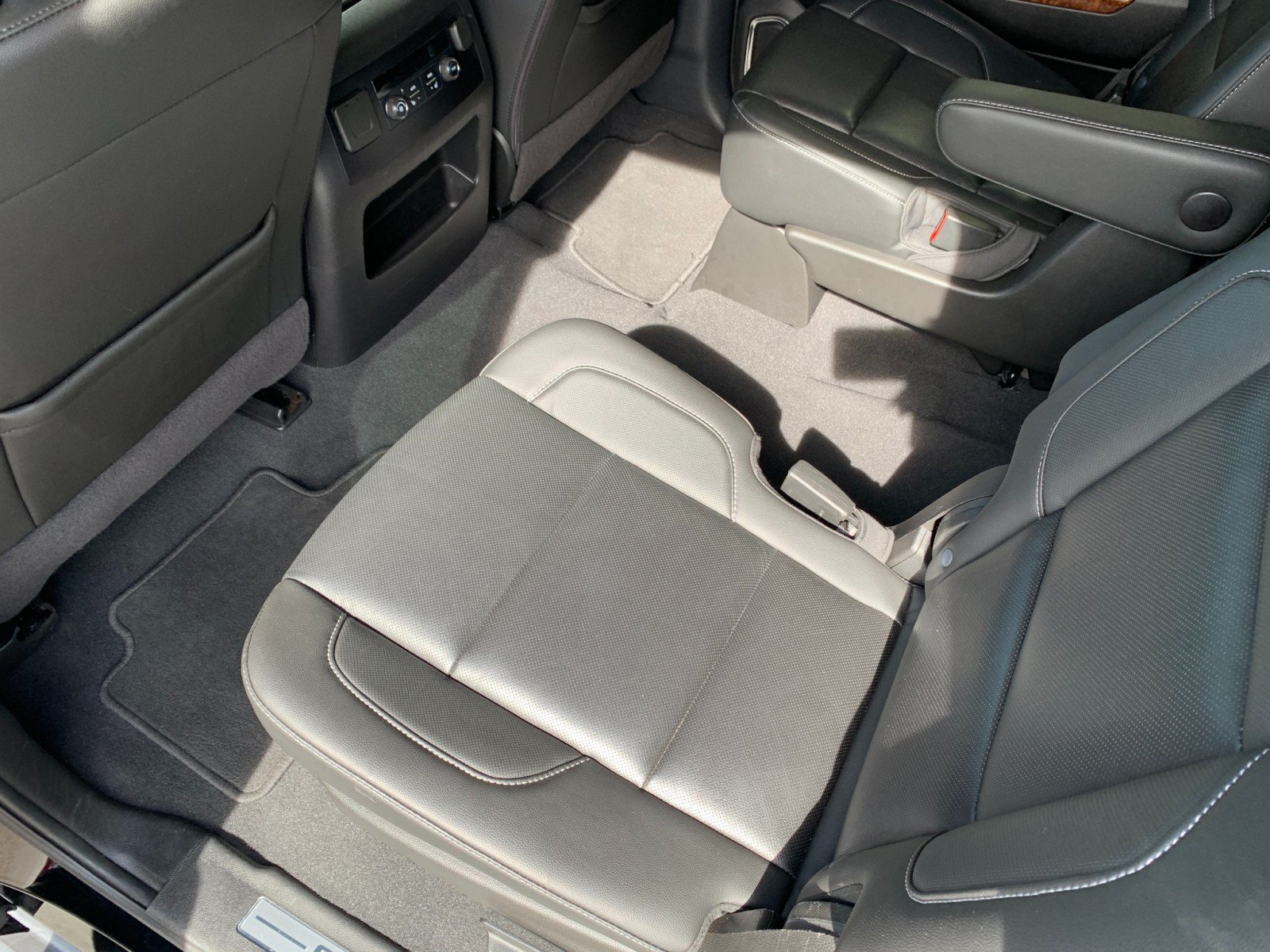 Used 2020 Chevrolet Suburban Premier w/ Max Trailering Package AWD/4WD image 33