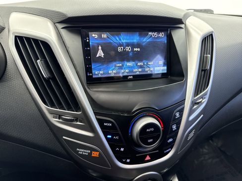 Used 2017 Hyundai Veloster Value Edition image 19