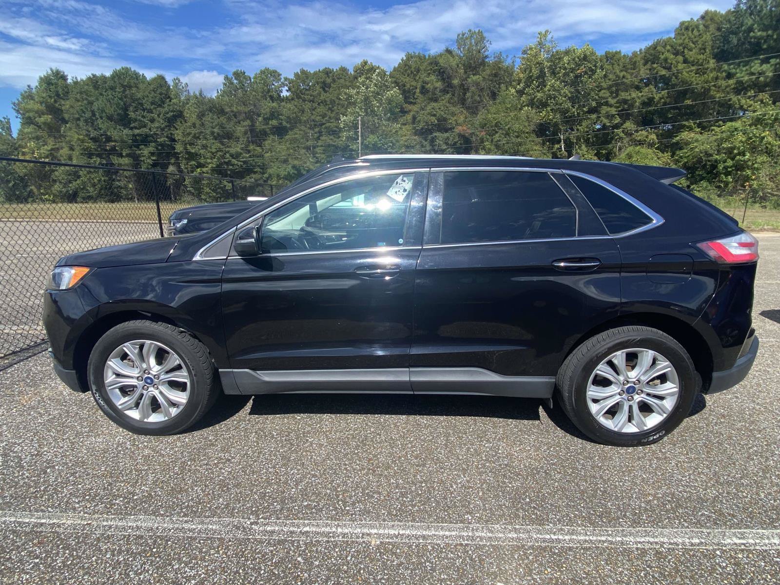 Used 2022 Ford Edge Titanium AWD/4WD image 2