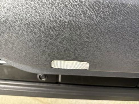 Used 2021 Toyota Venza LE image 20