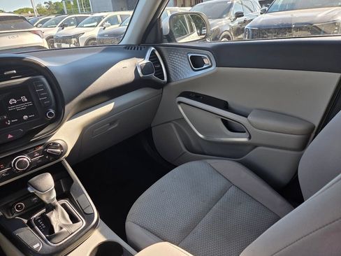 Used 2025 Kia Soul LX w/ LX Technology Package FWD image 16