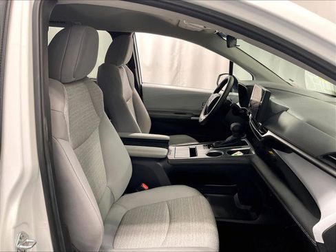 Used 2025 Toyota Sienna LE image 11