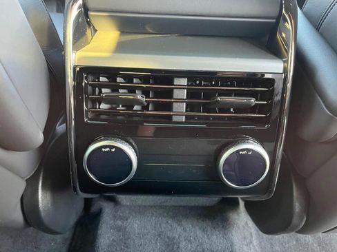 Used 2025 Land Rover Range Rover Sport SE image 13