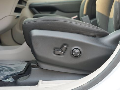 Used 2022 Chrysler Voyager LX FWD image 15
