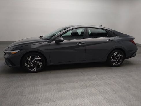 Used 2025 Hyundai Elantra SEL FWD image 2
