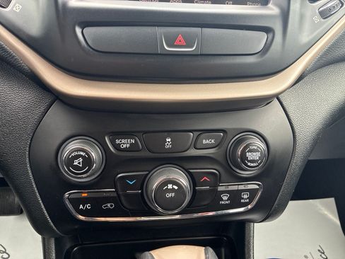 Used 2016 Jeep Cherokee Latitude FWD image 20