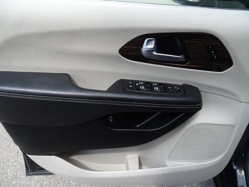 Used 2023 Chrysler Pacifica Limited image 16