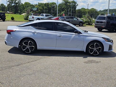 Used 2024 Nissan Altima 2.5 SR w/ SR Premium Package FWD image 7