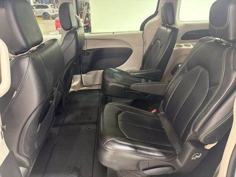 Used 2024 Chrysler Pacifica Touring-L image 21