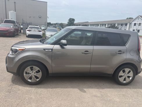 Used 2015 Kia Soul FWD image 2