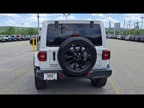 Used 2025 Jeep Wrangler Unlimited Sahara AWD/4WD image 7