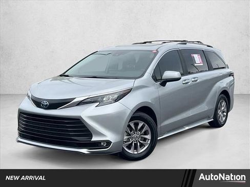 Used 2025 Toyota Sienna XLE image 1