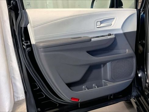 Used 2022 Toyota Sienna LE image 9