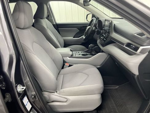Used 2022 Toyota Highlander LE AWD/4WD image 21
