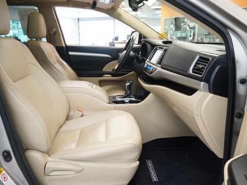 Used 2015 Toyota Highlander XLE AWD/4WD image 38
