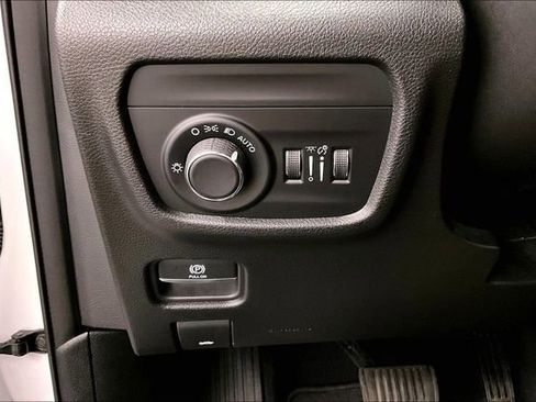 Used 2023 Jeep Grand Cherokee Altitude image 36