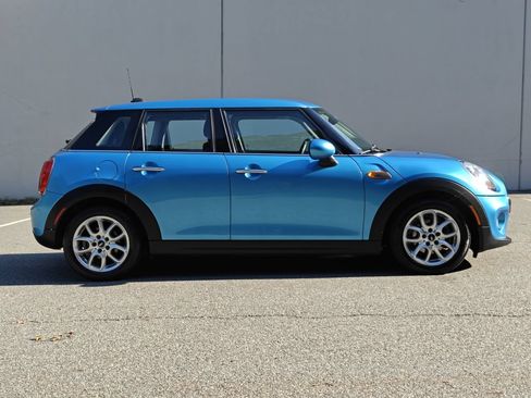 Used 2018 MINI Cooper 4-Door Hardtop FWD image 2