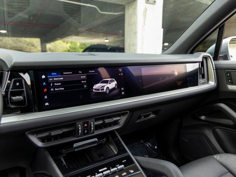 Certified 2025 Porsche Cayenne AWD/4WD image 35