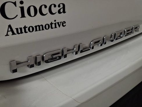 Used 2022 Toyota Highlander XLE AWD/4WD image 31