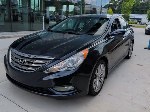 Used 2013 Hyundai Sonata SE w/ Navigation & Sunroof Pkg FWD image 2