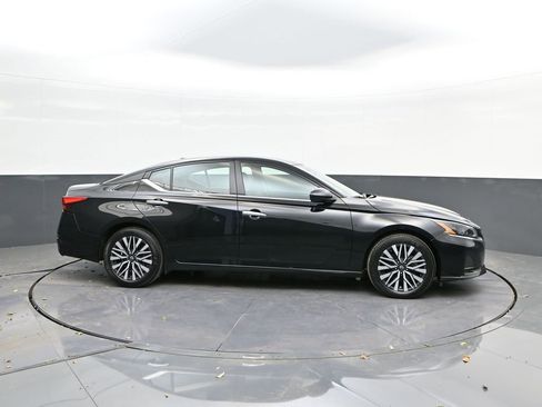 Used 2024 Nissan Altima 2.5 SV image 24