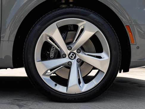 Used 2024 Bentley Bentayga image 9
