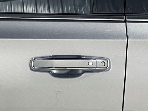 Used 2025 GMC Yukon XL Denali image 17