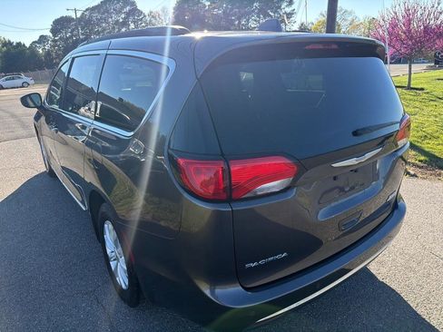 Used 2017 Chrysler Pacifica Touring-L image 10