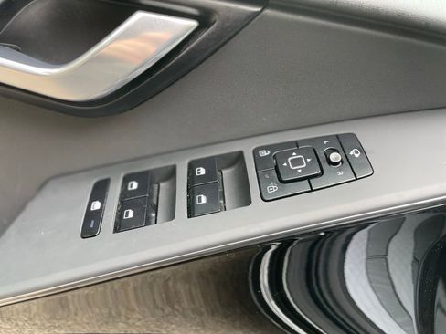 Used 2025 Kia Niro EX Touring image 9