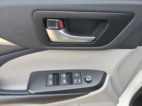 Used 2019 Toyota Highlander XLE image 12