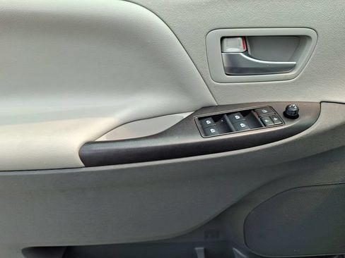 Certified 2020 Toyota Sienna LE FWD image 12