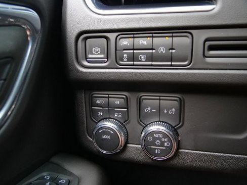 Used 2024 GMC Yukon XL SLT w/ SLT Luxury Package image 19