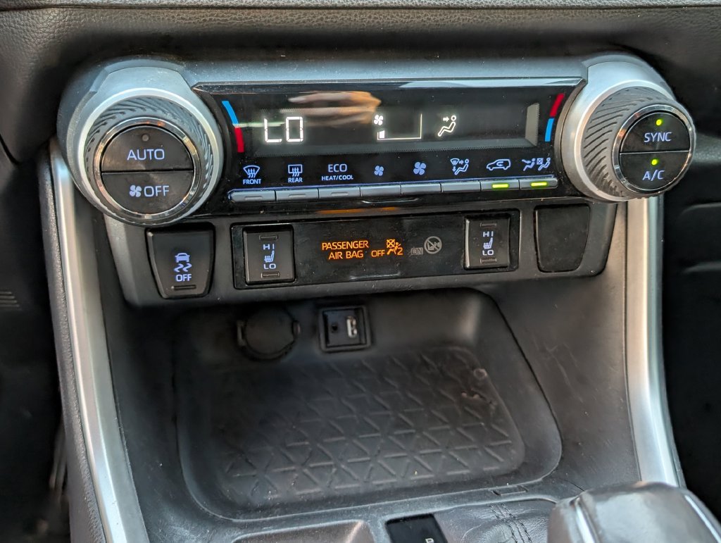 Used 2019 Toyota RAV4 XSE AWD/4WD image 8