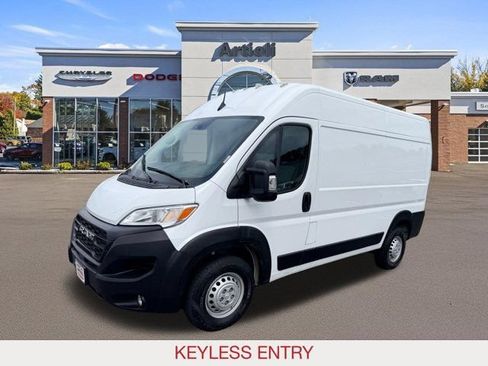 Used 2025 RAM ProMaster 2500 w/ Convenience Group FWD image 4